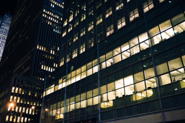 Şirket ofisleri ve iş bölgesinin merkezinde, modern mimari dış gayrimenkul kira veya ışık--dan pencere eşiği ile parlayan ticaret ile şehir merkezinde yüksek doğmak gökdelen