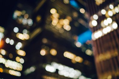 Gökdelenler dış iş veya gayrimenkul, bokeh kopyalama alanı alanı ile gece promosyon için kurumsal binada pencere ışıkların hakkında genç reklam için akşam arka plan bulanık