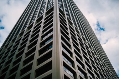 Perspektif görünümünü windows ile uzun boylu beton gökdelen gökyüzü kadar dış yükselen üzerinde ofisleri ve lüks daireler için ile geometrik kurumsal yapı MEGALOPOLI iş merkezinde kiralık
