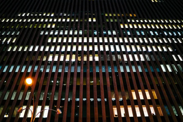公司大厦的明亮的窗口与办公室和总部在商务中心在晚上 大厦外部与豪华公寓不动产出租在现代区 Megalopoli — 图库照片