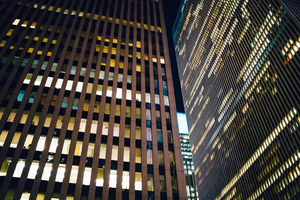 Abend Blick Auf Modern Errichtete Gebäude Außen Mit Lichtern Den — Stockfoto