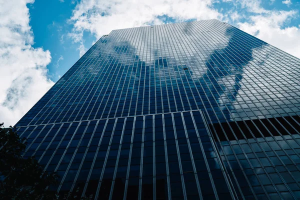 Extérieur Cristal Avec Reflet Ciel Bâtiment Moderne Construit Avec Des — Photo