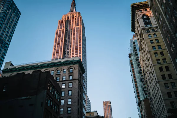 高现代建筑的公司塔在住宅不动产上升在市中心 高摩天大楼与办公室和公寓出租在大城市附近房子从褐色金砖四 — 图库照片
