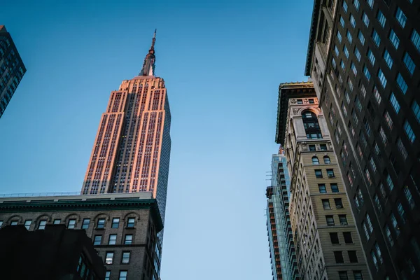 Torre Elevação Alta Com Escritórios Corporativos Sede Localizada Perto Casas — Fotografia de Stock