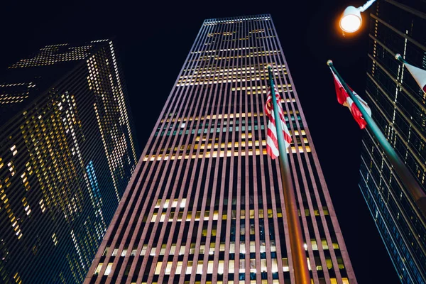 在曼哈顿的办公楼和总部灯光照耀下的高层企业大楼 Megalopoli 商业区的未来摩天大楼的现代外观景观 — 图库照片