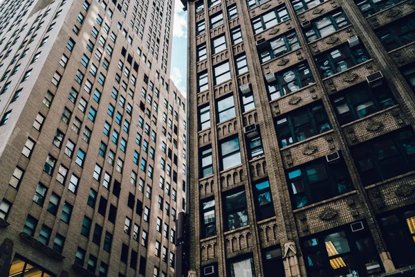 アパートと メガロポリスの中央地区の賃貸不動産オフィスと Cit のビジネス センターの本部の正面に窓を有する高層ビルと高層ビルの外観 — ストック写真