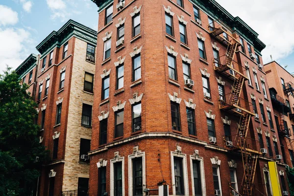 Brooklyn bölgesinde, kırmızı taş kentsel mimari inşaat dış eski tarihsel Caddesi'nde rezidans konut için windows ile uzun boylu vintage pahalı Daire Kiralık Bina bulunan