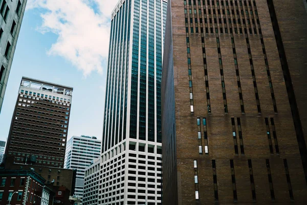 金融街を通り上昇の高層ビルと巨大都市の美しい街並みは 高いモダンなアパートメントと市内のビジネス センターの賃貸オフィス棟を建設 — ストック写真