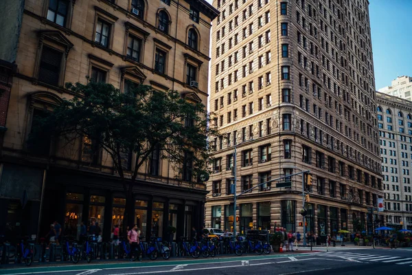 Cityscape Alto Edificio Con Immobili Residenziali Noleggio Pagamento Stazione Biciclette — Foto Stock