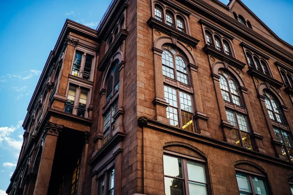历史建筑与大老式窗口在外部与公寓为居民在都市 美丽的老建筑门面与不动产的角度看法在内部出租 — 图库照片
