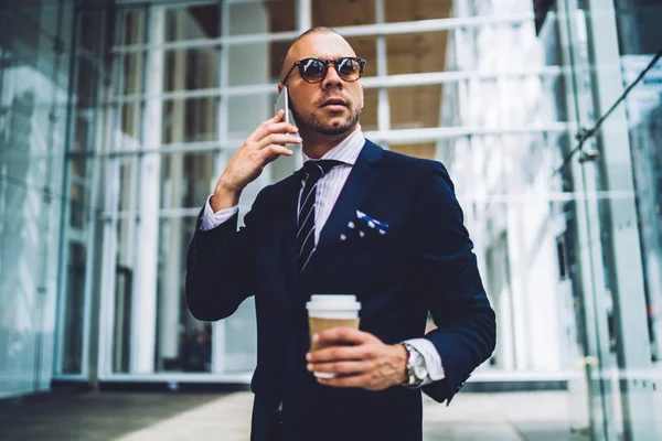 Experienced Businessman Dressed Stylish Expensive Suit Holding Coffee Hand Talking — Stock Photo, Image
