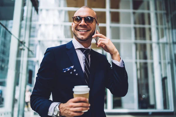 Úspěšný Podnikatel Brýlí Držící Šálek Kávy Smíchem Během Telefonního Hovoru — Stock fotografie