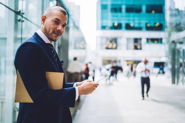 Retrato Joven Emprendedor Alegre Con Carpeta Que Sostiene Teléfono Inteligente — Foto de Stock