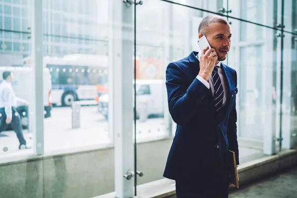 Professioneller Männlicher Händler Eleganten Anzug Mit Smartphone Gerät Erfolgreicher Junger — Stockfoto