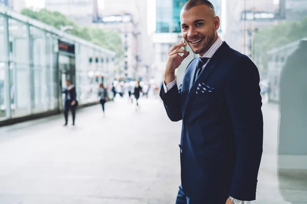 Cheerful Young Entrepreneur Dressed Formal Wear Smiling Camera While Communicating — Stock Photo, Image