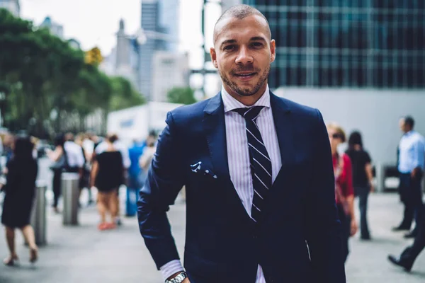 Retrato Hombre Negocios Guapo Vestido Con Ropa Formal Mirando Cámara —  Fotos de Stock