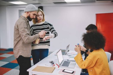 Çok kültürlü genç insanlar beyin fırtınası toplantısında Office Başlangıç projesi için fikirler tartışırken rahat kıyafet giymiş. Çeşitli iş arkadaşları teamworking modern dizüstü bilgisayar kullanan ortak görev üzerinde