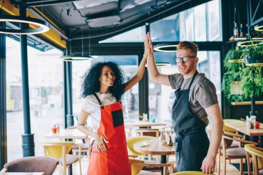 Başarılı ortaklık geliştirme ortak iş başlangıçta çok kültürlü arkadaşlar arasında portresi. Neşeli garson kahve dükkanında beş olumlu Afro-Amerikan garson teamworking veren
