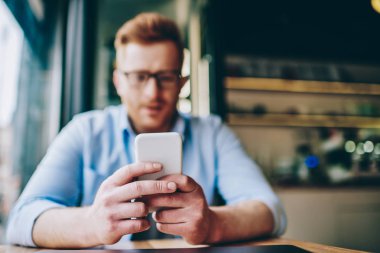 Modern smartphone aygıt tutarak ve yazarak seçici odak adamın elleri mesaj sosyal ağlar 4 g kullanarak online sohbet internet. Telefon hakkında bilgi ararken hipster blogger