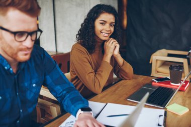 Ödev yanındaki erkek arkadaşı, üniversite kampüs oturuşta portresi müreffeh kadın işçilerin çalışma süreci ile memnun yaparken kameraya seyir koyu tenli kız tarih seçici odak