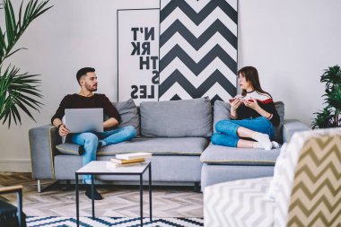Hippi kız online süre rahat kanepede oturan ve hangi çalışma laptop evde erkek arkadaşımla konuşmak smartphone üzerinde alışveriş yaparken. Araçları kullanma ve şık daire dinlenmek genç evlilik