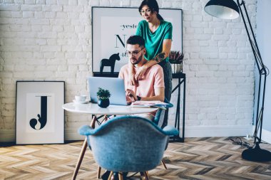 Genç evlilik modern dizüstü kablosuz 4 g internet harcama boş zaman zaman birlikte de şık daire kullanarak web sayfasında video izlerken. Bakan eşi dalgın koca hangi çalışma netbook, destek