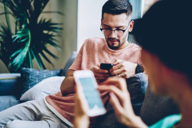 Bağımlısı sevgiliyi modern akıllı kablosuz 4 g kullanarak sosyal ağlar sohbet ederken canlı iletişim görmezden enterne vasıl ev iç. Evlilik Online cellulars üzerinde mesajlaşma