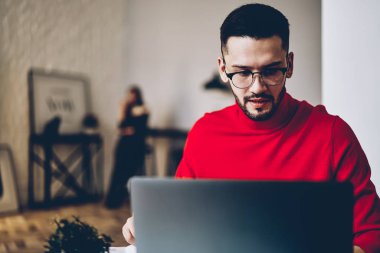 Dalgın genç adam modern dizüstü bilgisayarda kablosuz internet bağlantısı şık daire kullanarak yazılım güncelleme sakallı. Erkek grafik tasarımcı uzaktan dijital netbook evde çalışma