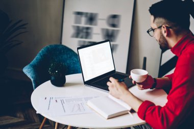 Internet içerik kopyalama alanı alanı ile modern dizüstü cihazdaki Internet bağlantısı kullanarak Web sitesinde izlerken eğitim webinar genç adam. Öğrenci bilgi netbook üzerinde web sayfalarında arama