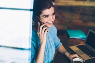 Kapalı, bakarken cep telefonuyla danışmanlık için müşteri hizmetleri için pozitif kadın sabah kahve zevk iş içinde cep telefonu konuşma molası aradım gülümseyen hippi kız