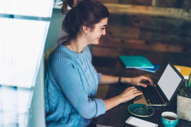 Dizüstü bilgisayar, mutlu hippi kız arama bilgi ve takipçileri netbook Kampüsü üzerinden sohbet iyi iş kadın yazılım geliştirici oluşturma Web sitesi duygu gülümseyen heyecan