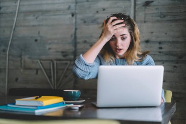 Şok kız öğrenci Yöneticisi dizüstü bilgisayar, netbook bloglama ve iç iletişim için kullanarak hayran mucize kadın üzerinde Internet tarama yaparken yaklaşan indirim hakkında e-posta alma
