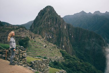 Güney America.Young kadın gezgin doğal ortamının yeni yerler keşfetmek trekking yolculuk sırasında en yüksek Dağları'nın muhteşem sahne hayran sarı saçlı kadın gezgin deneyimli