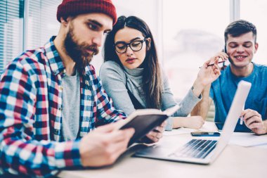 Vasıl okul sırası gözlük ve dizüstü Üniversitesi Kampüsü ise olumlu cep telefonu konuşmayı yakışıklı erkek arkadaş kız öğrencinin yakın oturan edebiyat okuma genç zeki hipster adam