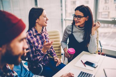 Olumlu konuşma ve geri çekme işlemlerini keyifli anlar beraberlik kahve molası sırasında sonra işbirliği yapma ve öğrenme Üniversitesi campu arkadaşları ile iki çekici gülümseyen hippi kız