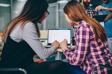 Metni yazmayı iki hipsters kız mesaj arkadaş dizüstü bilgisayar mockup perde ile kadın copywriters netbook çalışma süreci ile birlikte zevk üzerinden Web sitesi için yeni makale oluşturma kullanarak kapalı