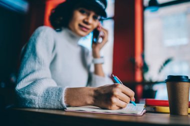 Seçici odak el ve paket servisi olan restoran kahve, öğrenme ve okul sınav vasıl okul sırası kapalı, kadın kompozisyon kafeterya, ders kitabı hazırlama için vakit genç hippi kız