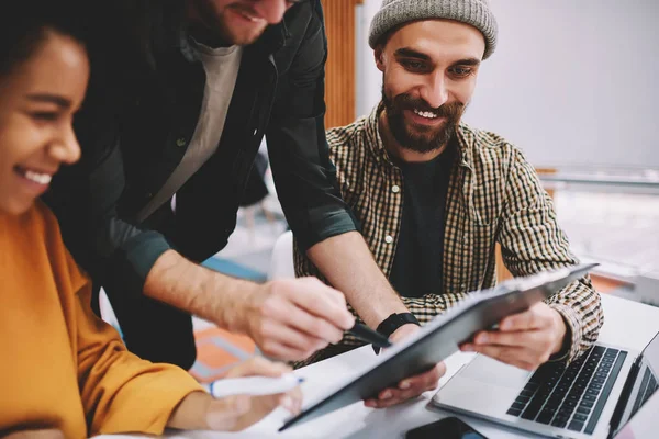 Ausgeschnittene Sicht Auf Fröhliche Junge Leute Designer Freizeitkleidung Die Buchhaltungsberichte — Stockfoto