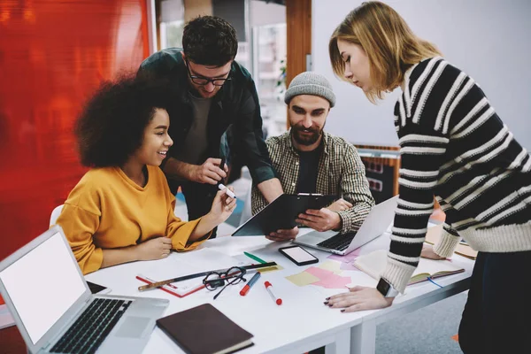 Divers Team Van Creatieve Ontwerpers Van Mannelijke Vrouwelijke Vrijetijdskleding Samenwerken — Stockfoto