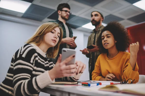 Multiculturele Jonge Vrouwen Gekleed Vrijetijdskleding Tutorial Website Moderne Smartphoneapparaat Internetverbinding — Stockfoto