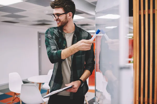 Treinador Masculino Bem Sucedido Explicando Material Estudo Apontando Flip Chart — Fotografia de Stock