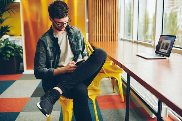 Casual Vestido Jovem Blogueiro Conversando Redes Sociais Smartphone Moderno Usando — Fotografia de Stock