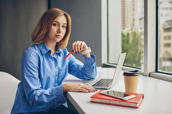 Portrait Blonde Business Woman Looking Camera While Sitting Modern Laptop — Stok Foto