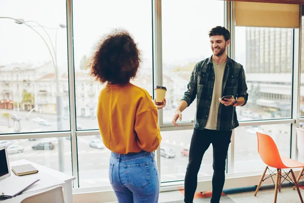 Dos Colegas Multiculturales Alegres Vestidos Con Ropa Casual Divirtiéndose Durante —  Fotos de Stock