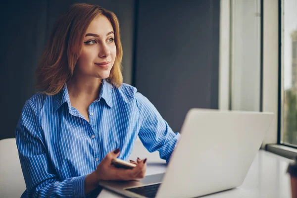 Reflexionar Mujer Joven Con Teléfono Inteligente Las Manos Mirando Hacia — Foto de Stock