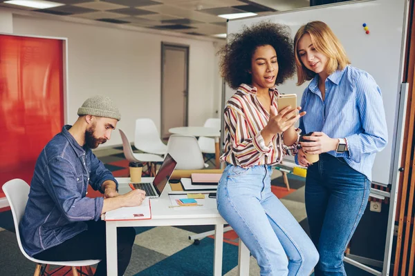 Two Multicultural Friends Discussing Blog Smartphone Device Break While Colleague — Stock Photo, Image