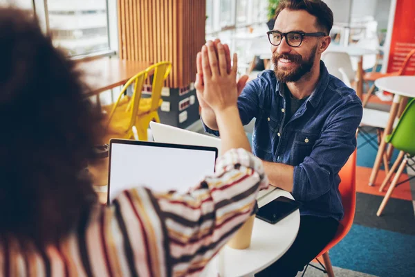 Positieve Bebaarde Jongeman Geven Vijf Vrouwelijke Collega Tijdens Succesvolle Werk — Stockfoto