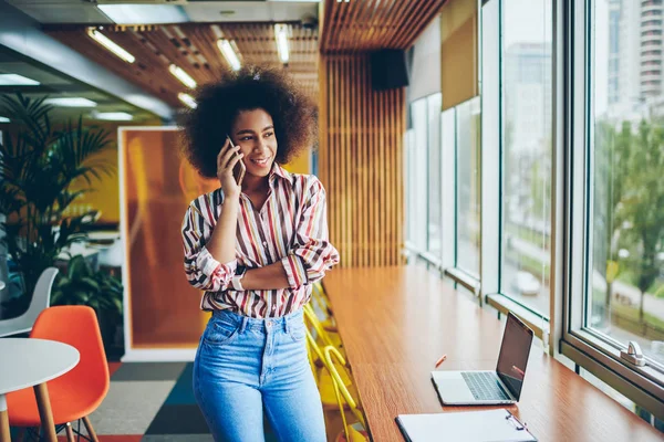 Позитивні Афро Американських Молода Жінка Стоїть Сучасному Офісі Закликаючи Смартфон — стокове фото