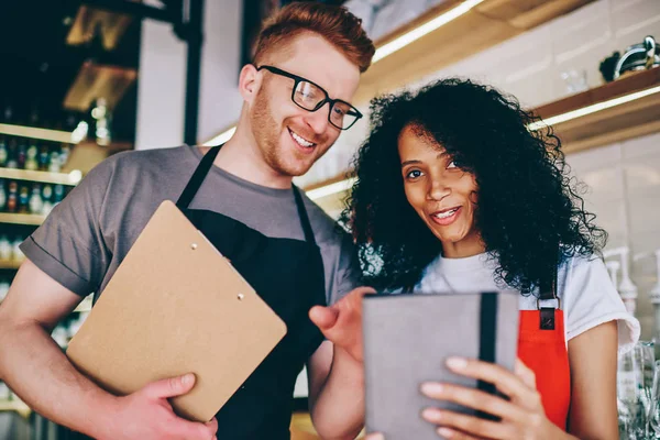 Porträtt Positiva Mörka Flådda Barista Förkläde Som Ler Mot Kameran — Stockfoto