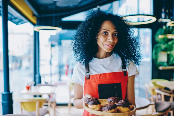 Ritratto Mezza Lunghezza Pasticceria Femminile Successo Grembiule Con Gustose Torte — Foto Stock